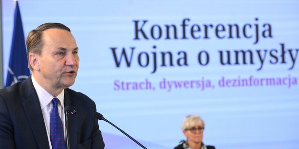 Sikorski ostrzega przed rosyjską propagandą. „To pełnoskalow