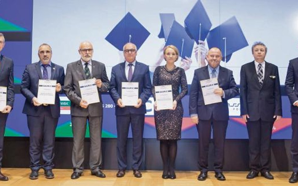 Laureaci rankingu z dyplomami (od lewej) dr hab. Sławomir Kalinowski, prorektor ds. finansów i rozwo