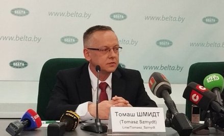 Tomasz Szmydt na konferencji prasowej w Mińsku