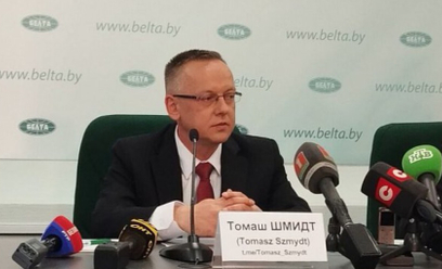 Tomasz Szmydt na konferencji prasowej w Mińsku