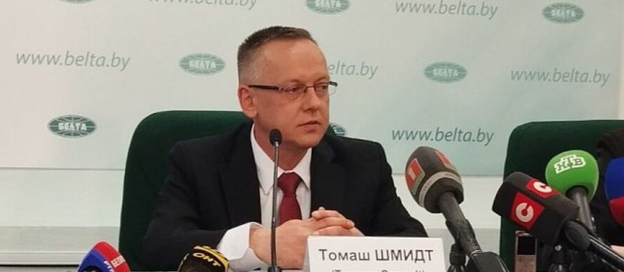 Tomasz Szmydt na konferencji prasowej w Mińsku