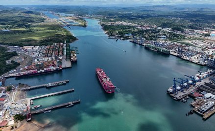 Widok z lotu ptaka na kontenerowiec One Contribution płynący pod banderą Tokio i wchodzący do Kanału