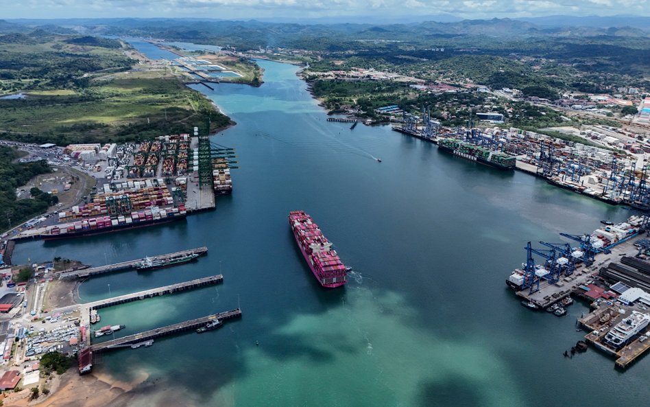 Widok z lotu ptaka na kontenerowiec One Contribution płynący pod banderą Tokio i wchodzący do Kanału