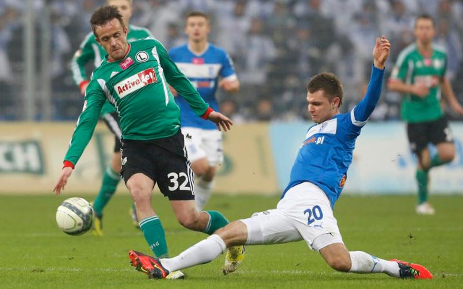 Łuikasz Trałka (z lewej, Lech) i Miroslav Radović (z prawej, Legia). Takie pojedynki zobaczymy zapew