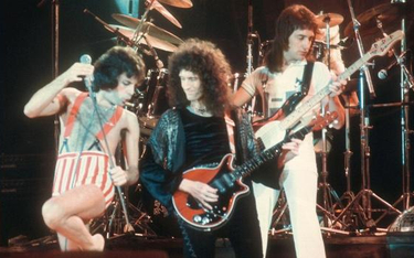 Freddie Mercury (pierwszy z lewej) muzycznie jest wiecznie żywy