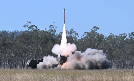 Japońskie Siły Samoobrony wystrzeliwują rakietę ziemia-powietrze podczas pokazu siły ognia organizow