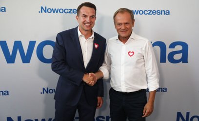 Przewodniczący Nowoczesnej Adam Szłapka i przewodniczący Platformy Obywatelskiej Donald Tusk  podcza