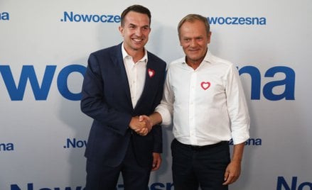 Przewodniczący Nowoczesnej Adam Szłapka i przewodniczący Platformy Obywatelskiej Donald Tusk  podcza