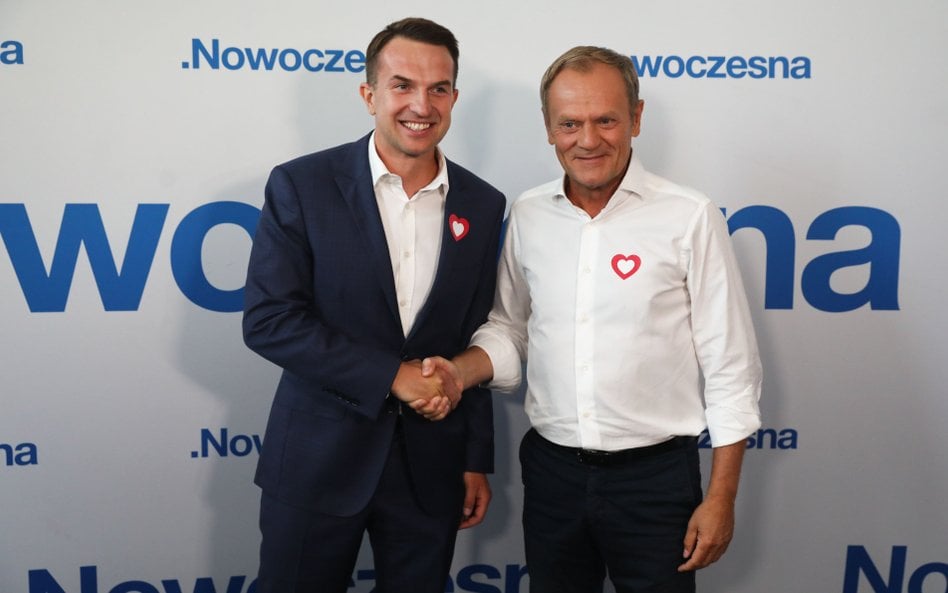 Przewodniczący Nowoczesnej Adam Szłapka i przewodniczący Platformy Obywatelskiej Donald Tusk  podcza