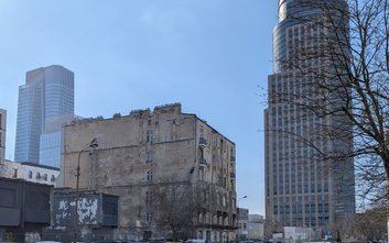 „Wolski ostaniec” stanowi kontrast z drapaczami chmur i przypomina o dawnej historii Woli