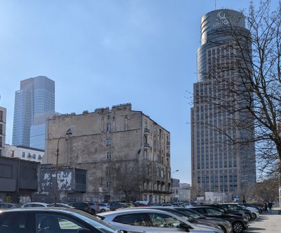 „Wolski ostaniec” stanowi kontrast z drapaczami chmur i przypomina o dawnej historii Woli