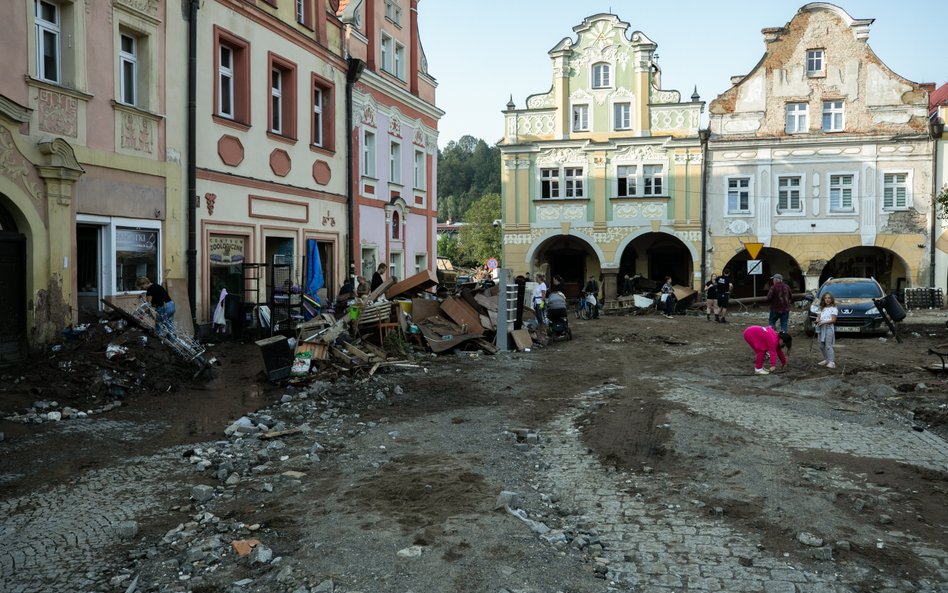 Sprzątanie po powodzi w miejscowości Lądek-Zdrój