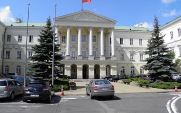 Pracownicy warszawskiego ratusza są zobligowani do stałego podnoszenia umiejętności i kwalifikacji z