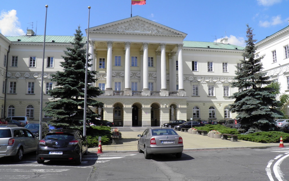 Pracownicy warszawskiego ratusza są zobligowani do stałego podnoszenia umiejętności i kwalifikacji z