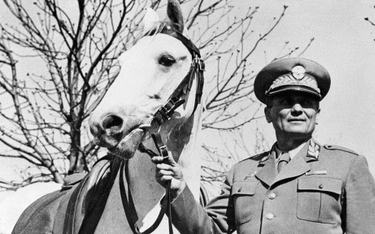 Maj 1945. Zwycięski marszałek ze swoim ulubionym koniem. W latach późniejszych rumak Tity doczekał s