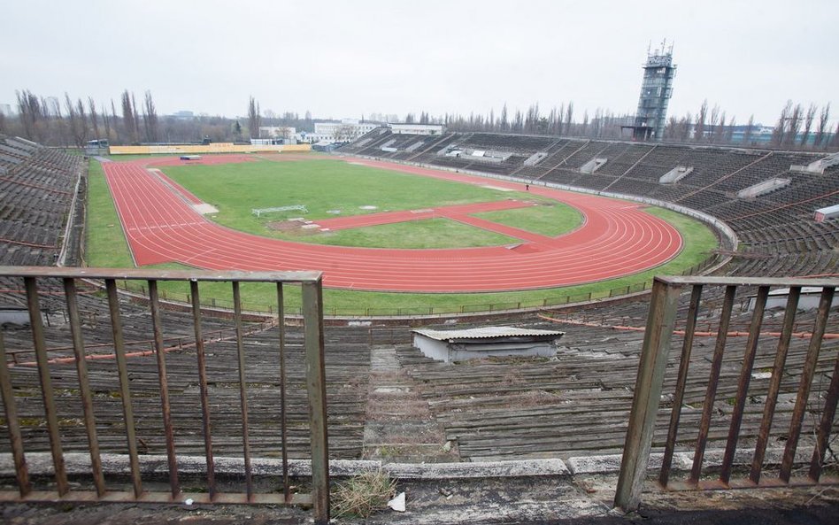 Stadion Skry według obietnic miał się zamienić w lekkoatletyczną perełkę. Na razie straszy.