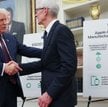 Prezydent Donald Trump wymusza inwestycje koncernów w USA. Prezes Apple Tim Cook może być zmuszony p