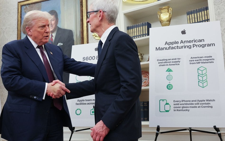 Prezydent Donald Trump wymusza inwestycje koncernów w USA. Teraz padło na Apple i prezesa firmy Tima