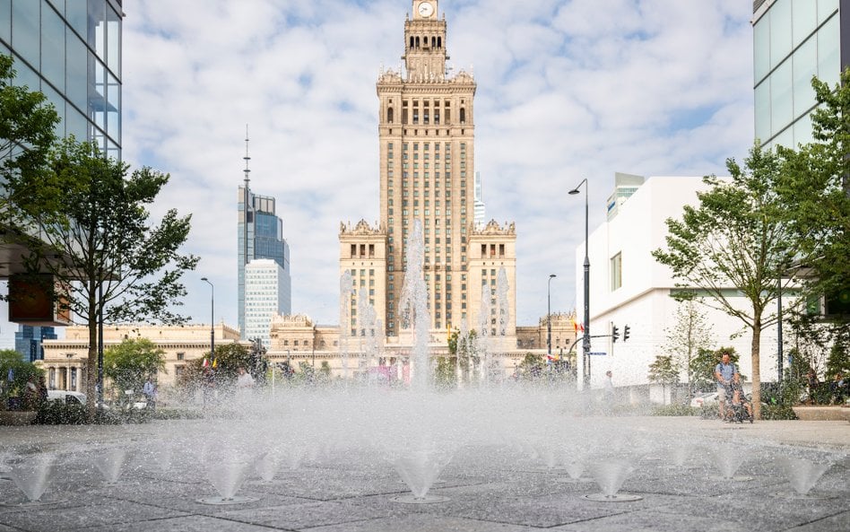 Przebudowa ulic Zgoda i Złotej stworzyła obszar o powierzchni ponad trzech hektarów. Powstały tereny