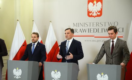 Minister sprawiedliwości Zbigniew Ziobro, wiceminister klimatu i środowiska Jacek Ozdoba oraz wicemi