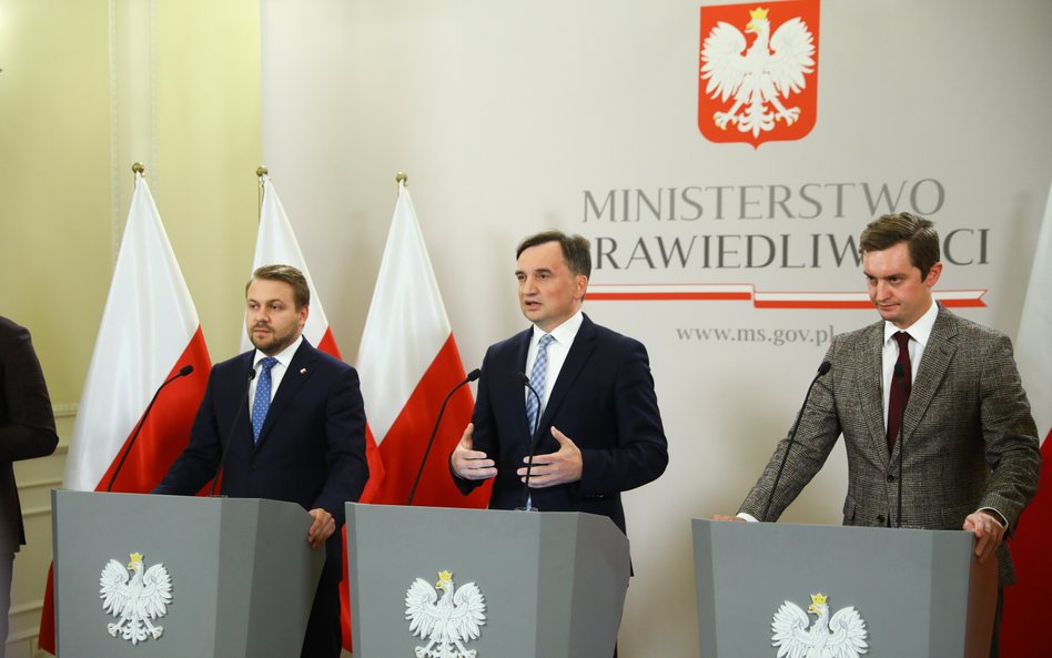 Minister sprawiedliwości Zbigniew Ziobro, wiceminister klimatu i środowiska Jacek Ozdoba oraz wicemi