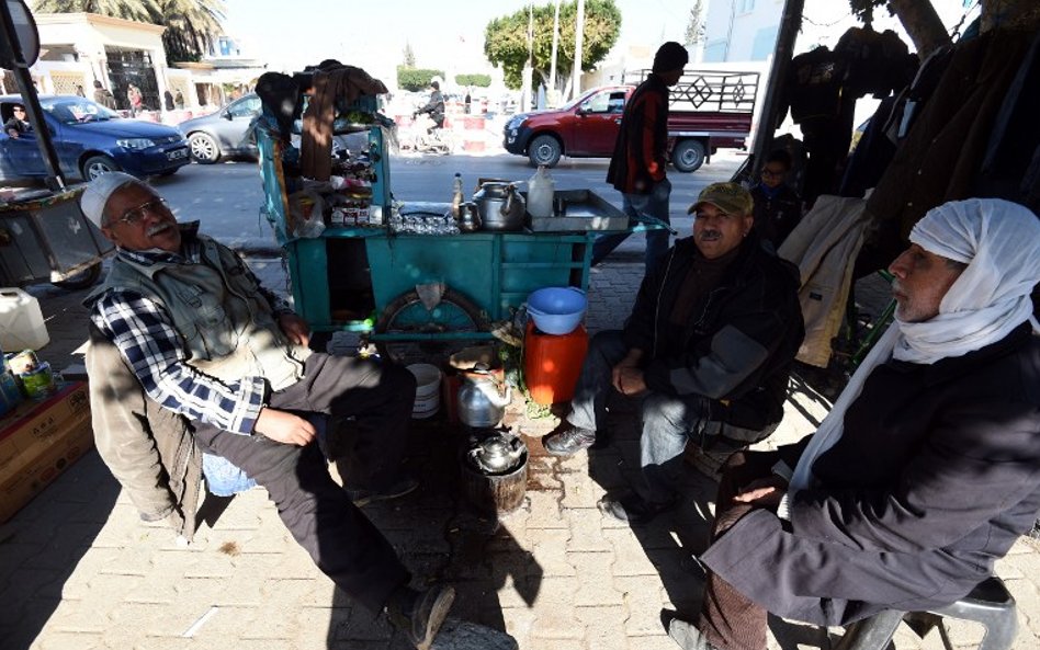 Miejsce: Tunis, Zabici: 13, Samobójca w centrum Tunisu wysadził się w powietrze, próbując wejść do a