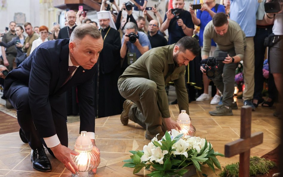 Prezydenci Andrzej Duda i Wołodymyr Zełenski w katedrze śś. Apostołów Piotra i Pawła w Łucku