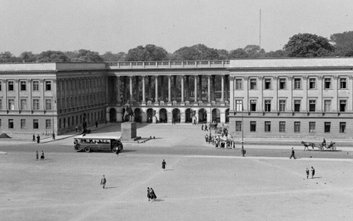 Pałac Saski w latach 30. z pomnikiem księcia Józefa Poniatowskiego i Grobem Nieznanego Żołnierza