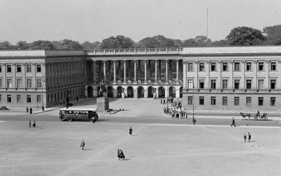 Pałac Saski w latach 30. z pomnikiem księcia Józefa Poniatowskiego i Grobem Nieznanego Żołnierza