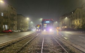 Na obydwu torach w al. Niepodległości na wysokości gmachy Ministerstwa Obrony Narodwoej tramwaje mus