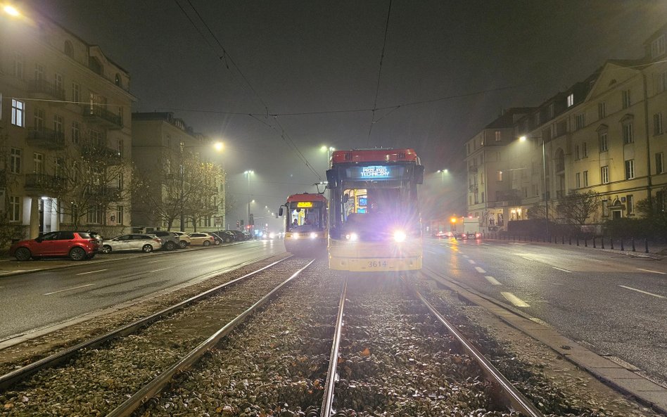 Na obydwu torach w al. Niepodległości na wysokości gmachy Ministerstwa Obrony Narodwoej tramwaje mus