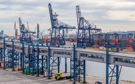 Port Gdynia - widok na pierwszym planie na Baltycki Terminal Kontenerowy oraz w tle Gdynia Container