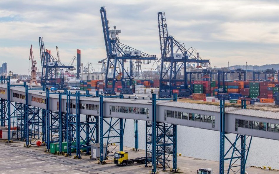 Port Gdynia - widok na pierwszym planie na Baltycki Terminal Kontenerowy oraz w tle Gdynia Container