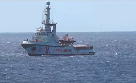 Migranci wskoczyli do morza, aby dopłynąć do Włoch