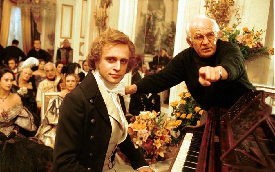 Jerzy Antczak na planie filmu "Chopin. Pragnienie miłości" z odtwórcą głównej roli Piotrem Adamczyki