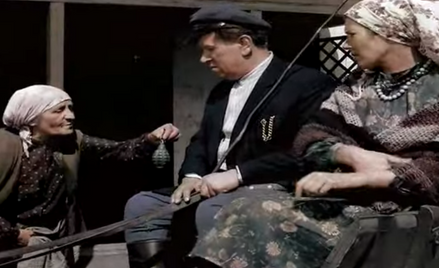 Krótki wykład o praworządności. Matka Pawlaka żegna syna, który z żoną udaje się do sądu i w intencj