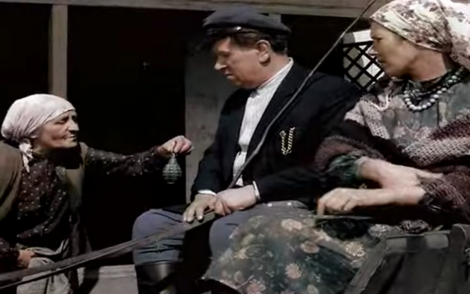 Krótki wykład o praworządności. Matka Pawlaka żegna syna, który z żoną udaje się do sądu i w intencj