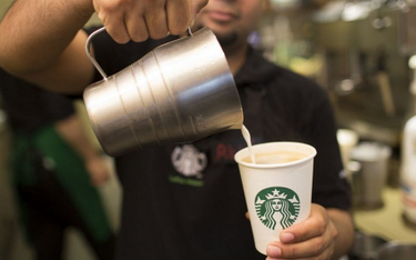 Starbucks zapłaci pracownikom za studia. Boi się odpływu po brexicie