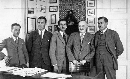 Józef Mackiewicz był zwolennikiem Litwy wielu narodów. Na zdjęciu wraz z członkami redakcji wileński