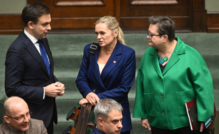 Minister edukacji Barbara Nowacka i wiceminister Katarzyna Lubnauer w rozmowie z ministrem finansów 