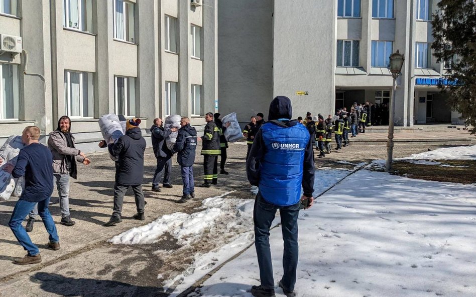 Rozładunek pomocy humanitarnej w mieście Sumy