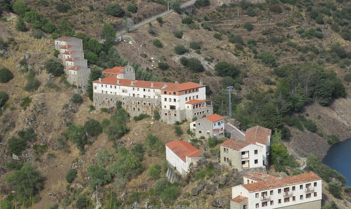 Inmobiliaria en España: Un pueblo fantasma en venta.  El dueño no pudo hacer frente