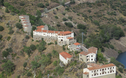 Wymarłą obecnie wieś Salto de Castro tworzą 44 domy, a także kościół, szkoła czy hostel.