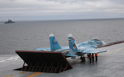 Su-33 startujący z pokładu działającego jeszcze lotniskowca „Admirał Kuzniecow” podczas ćwiczeń na M