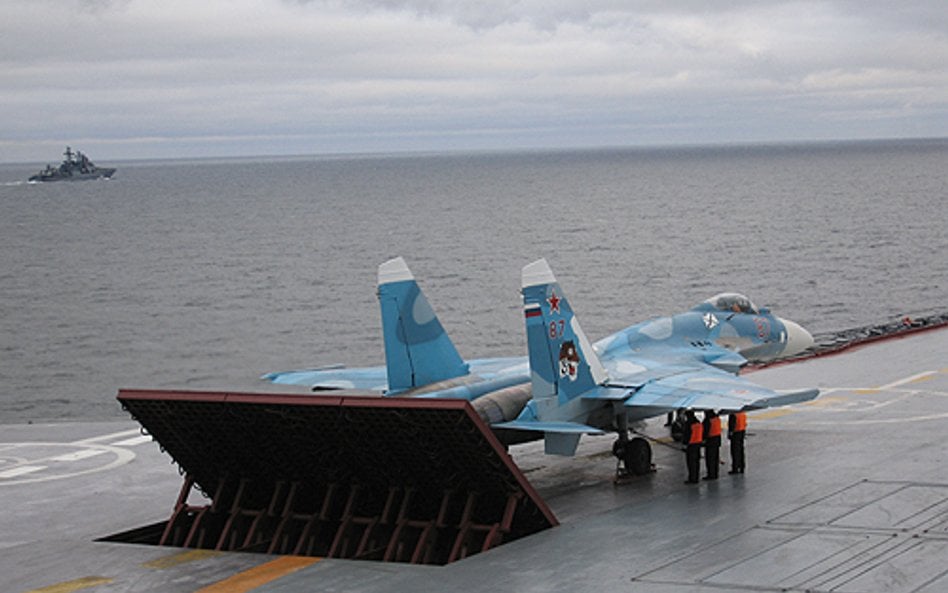 Su-33 startujący z pokładu działającego jeszcze lotniskowca „Admirał Kuzniecow” podczas ćwiczeń na M