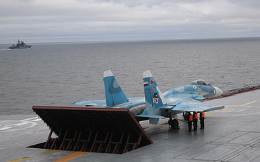 Su-33 startujący z pokładu działającego jeszcze lotniskowca „Admirał Kuzniecow” podczas ćwiczeń na M