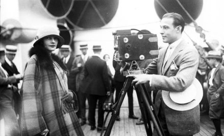 Rudolf Valentino ze swą drugą żoną Natachą Rambovą na pokładzie „Aquitanii” (1923 r.). To małżeństwo