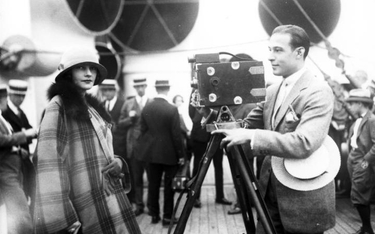 Rudolf Valentino ze swą drugą żoną Natachą Rambovą na pokładzie „Aquitanii” (1923 r.). To małżeństwo
