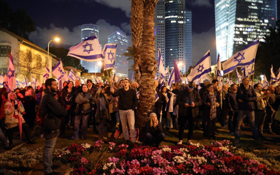 Tysiące Izraelczyków protestuje przeciwko reformom partii rządzącej w wymiarze sądownictwa, w tym Są