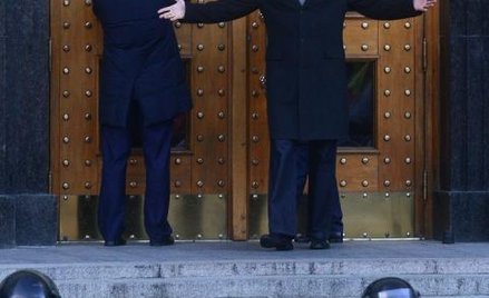 Szef ugrupowania Udar Witalij Kliczko rozkłada ręce przed zamkniętymi drzwiami siedziby rządu w Kijo